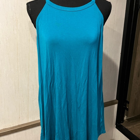 Tank and colorful shawl - Picture 2 of 3